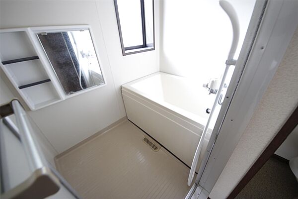 画像12:お風呂に窓があるので換気ができて清潔に保てます！