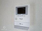 来客の顔が確認できるモニターホン付きで安心！