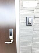 玄関は防犯性の高いカードキー◎