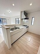1F　キッチン　キッチンは家族の絆を育む大切な空間。シンプルで使い易いシステムキッチンで愉しく作る料理は愛情のある美味しいご馳走に　