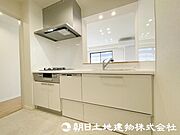 ゆとりあるキッチンスペースは、夫婦二人揃って料理しても問題なし！