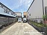 駐車場：カースペース部分は広々。陽当たりのいい立地とプライバシーの保たれたおすすめの戸建てです。