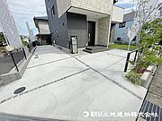 広いカースペースでお車や自転車も停めやすいです！