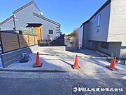 カースペース部分は広々。陽当たりのいい立地とプライバシーの保たれたおすすめの戸建てです。