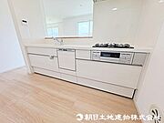 対面式カウンターキッチンは、料理をしながらでもご家族との会話を楽しめます！