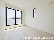 お子様のお部屋としてもちょうどいい広さを確保した二面採光の居室です。