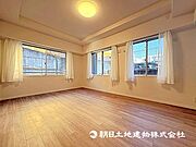 窓から差し込む暖かな陽光のある洋室！大き目のベッド配置可能で主寝室におすすめ！
