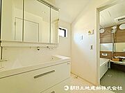 鏡の裏側は収納スペースとして利用でき、小物などの保管に便利な棚も付いています。
