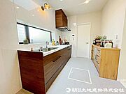お手伝いをしてくれるお子様と並びながら準備や片付けが出来るキッチンになっております！