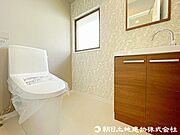 温水洗浄機能付きで清潔感あるトイレ！すっきりリフレッシュできるトイレです！