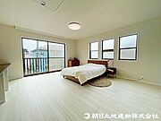 窓から差し込む暖かな陽光のある洋室！大き目のベッド配置可能で主寝室におすすめ！