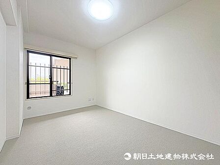 大きな窓からたっぷりと陽光が注がれる明るい空間。家族の成長に対応できる永住仕様の間取りです!