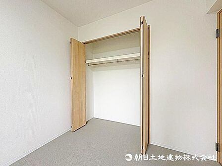 掃除道具も片づけられる収納スペース!お部屋の中をスッキリ片づけられます。