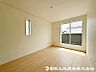 室内：窓から差し込む暖かな陽光のある洋室！大き目のベッド配置可能で主寝室におすすめ！