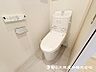 トイレ：温水洗浄機能付きで清潔感あるトイレ！