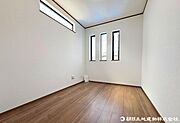 明るい印象の居室。おひさまの光を、爽やかな風をたっぷりと取り込めます。日中の暖かい時間はお部屋でゴロゴロするのもいいですね！