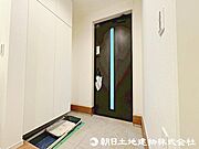 すっきり整えやすそうな玄関スペース。毎日の出入りも気持ちよくできそうです。