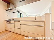 すっきりと整った印象のキッチン。片付けまで自然と捗りそうです。