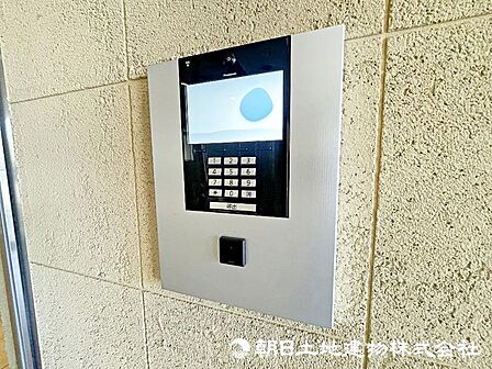 オートロックがありますので、防犯面でも安心感がございます。