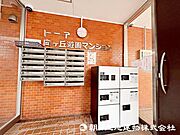 不在時でも荷物を受け取れる宅配ボックスが完備されております。