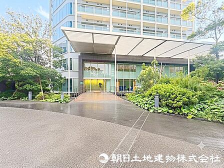 2階のメインエントランス周辺は緑が豊かで帰るたび心がほっと安らぎそうです。