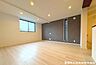 リビング/ダイニング：アクセントクロスがお部屋の印象を明るくしてくれます。