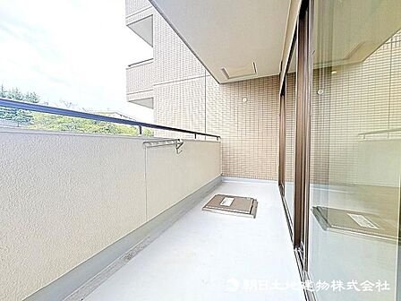 遮るものなくずっと陽当たりの良いバルコニー!風通しもよく洗濯物も早く乾きそうです!