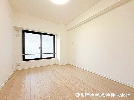 窓から差し込む暖かな陽光のある洋室!大き目のベッド配置可能で主寝室におすすめ!