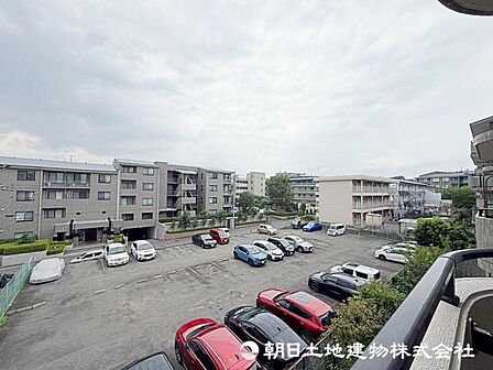 明るい陽射しを取り込んでくれるバルコニーからの眺望です！