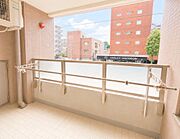 【【ホームズ掲載物件の《一括問合せ》対応店♪】】今すぐ知りたいにお応えします♪ワイドスパンのバルコニーは陽当たりも良く景色良好、お洗濯、一息つくスペースに嬉しいです♪