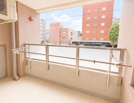 【【ホームズ掲載物件の《一括問合せ》対応店♪】】今すぐ知りたいにお応えします♪ワイドスパンのバルコニーは陽当たりも良く景色良好、お洗濯、一息つくスペースに嬉しいです♪