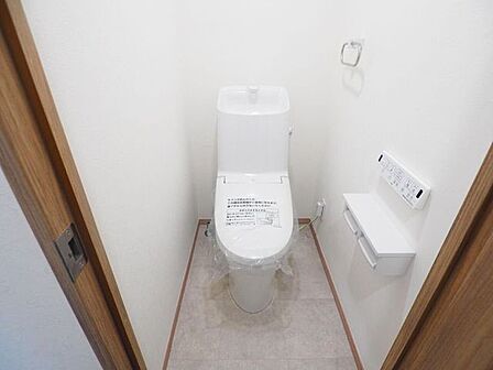 冬でも快適な温水洗浄便座。ペーパーホルダーが2つあるのもちょっと嬉しいポイントですね♪