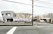 河東西小学校 徒歩1分。 92m