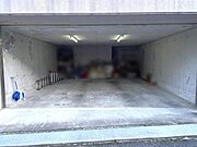 「駐車場」■シャッター付きの車庫で大事なお車を雨風から守れます♪