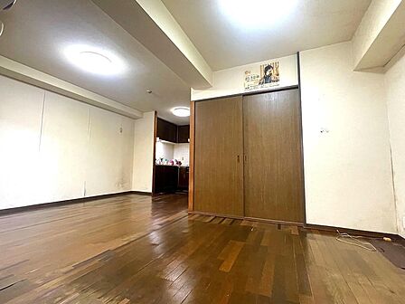 「リビング」■リビングに面した和室は引戸を開ければ広い空間、閉じれば独立した部屋ができ臨機応変に使用できます。