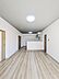 リビング/ダイニング：明るい色合いの建具を使用することでナチュラルで優しい癒しの空間を演出しています。