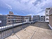ルーフバルコニーあり。日当たりが良く開放感があります。