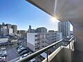 目の前に高い建...