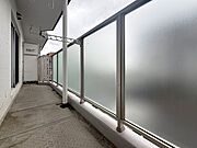 明るい日差しが差し込む南向きのバルコニー。