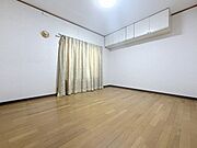 リビングから独立した造りになっているのでテレワークや趣味のお部屋にもいいですね。