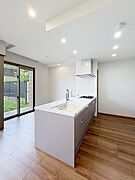 明るい色合いの建具を使用することでナチュラルで優しい癒しの空間を演出しています。