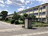 周辺：中部中学校　徒歩約25分（約1945ｍ）春日井市内で1番生徒数が多い中学校です。一度に5つの部活動が活動できるほど広い校庭です。【2023年度】1年生：356人　2年生：369人　3年生：361人