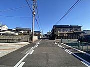 前面道路幅員約8.0ｍ！交通量も少なく、運転が苦手な方でもラクラク駐車♪