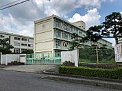 篠木小学校　徒歩約17分（約1300ｍ）校庭に遊具が多く、運動場と遊び広場が各2つあります。