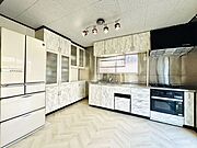 綺麗なシステムキッチンは、作業スペース広々です♪