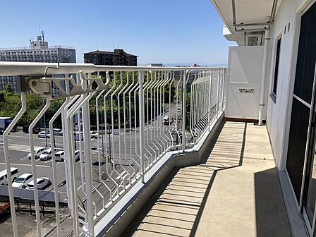南面バルコニーは日当り良好!3部屋から出ることが可能で広さも十分あります◎