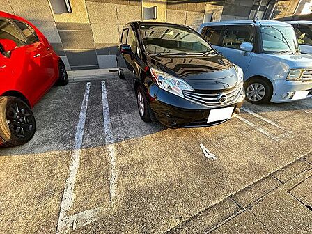 駐車場空き状況に関しましては担当までお問い合わせくださいませ。