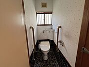 年配の方に配慮された手すりつきのおトイレです！