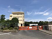 北城小学校まで　1100m　徒歩約14分●教育目標「健康、学習、勤労と責任、協力」教育の一環で、5年生になると小学校近くの田んぼを借りて田植えや稲刈りを行います！