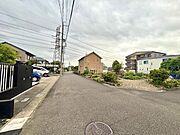 南東側公道幅員約5.9ｍ。見通しのいい道路です。